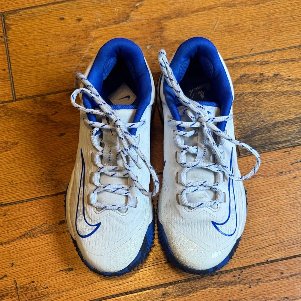 Nike Women’s Alpha Huarache Elite 4 Softball shoes - Picture 3 of 10